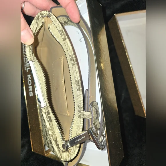 Michael Kors Belt Bag/ Fanny Pack - Picture 3 of 8